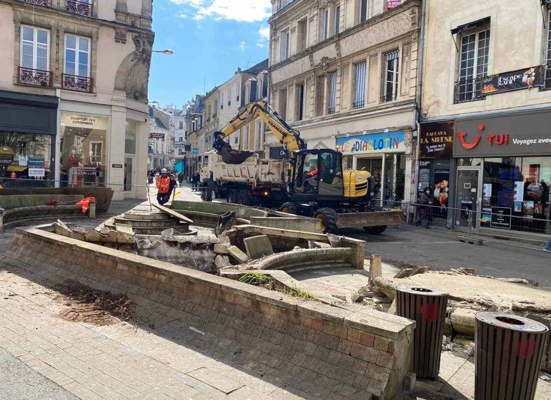 Au Mans, démolition sur la place de la Sirène